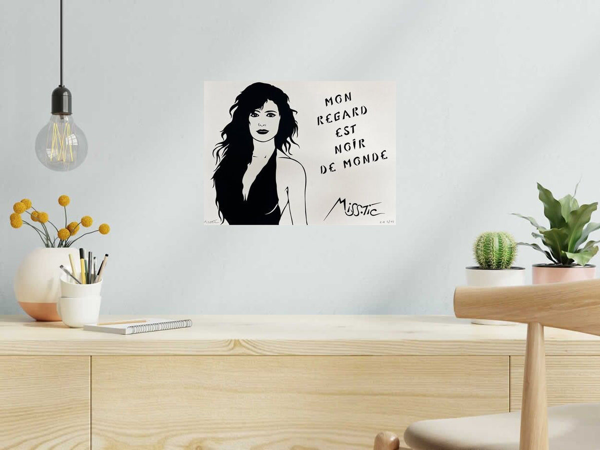 Serigraphie MON REGARD EST NOIR DE MONDE EA de MISS TIC dans un intérieur – 40 × 30 cm