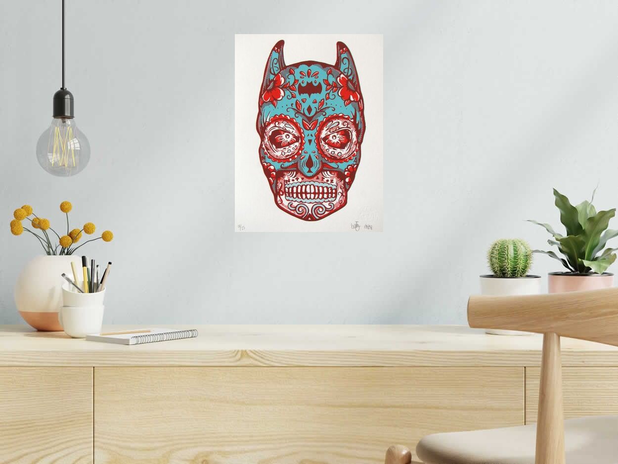 Serigraphie EL MURCIELAGO PILULE BLEUE de NOTY AROZ dans un intérieur – 30 × 40 cm