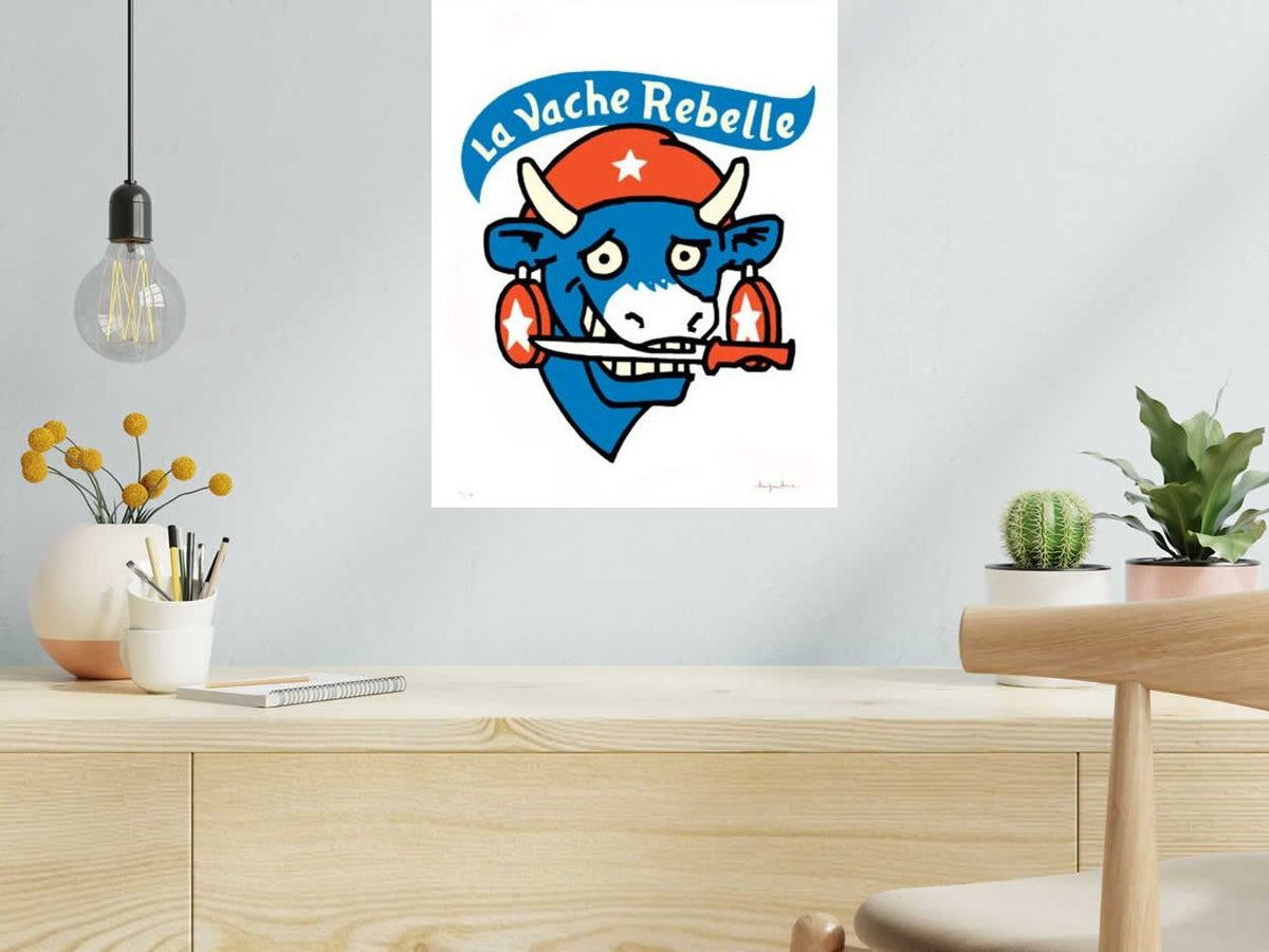 Serigraphie La Vache Rebelle de DUGUDUS dans un intérieur – 40 × 50 cm