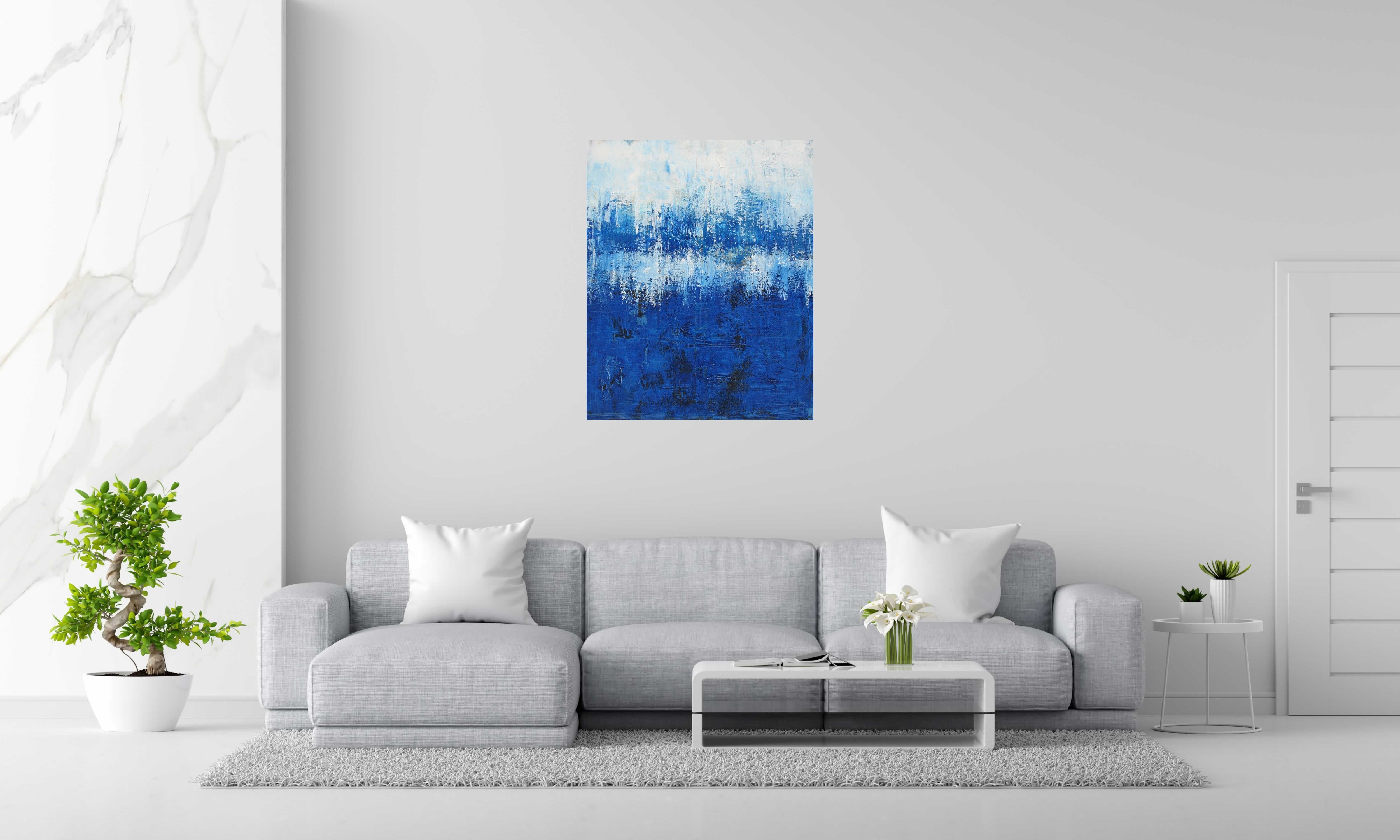 Tableau BLEU ET BLANC 2 de TANIA CARRARA dans un intérieur – 81 × 100 cm