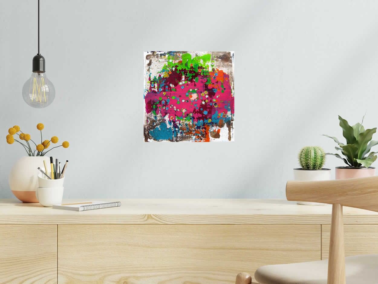 Tableau STONE KUNZITE 2 de CELINE WEBER dans un intérieur – 30 × 30 cm