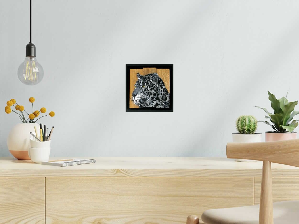 Tableau PROFIL LEOPARD GRIS de MOSKO dans un intérieur – 20 × 20 cm