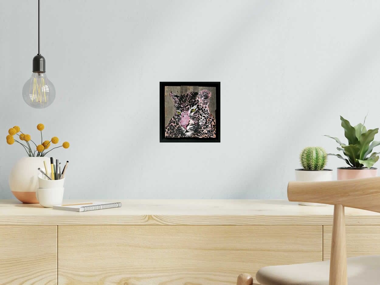 Tableau PROFIL LEOPARD ROSE de MOSKO dans un intérieur – 20 × 20 cm