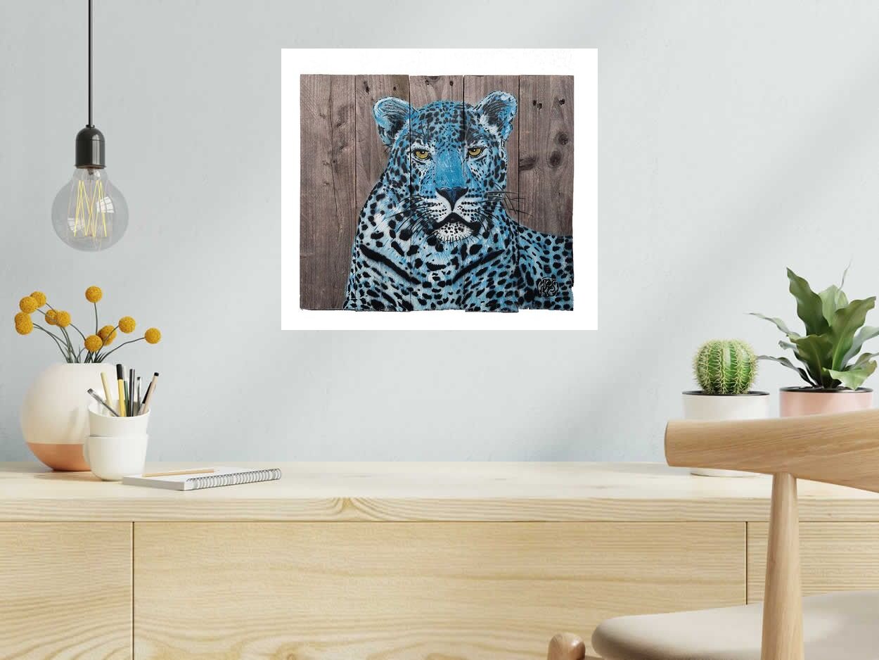 Tableau Buste panthère bleue de MOSKO dans un intérieur – 45 × 40 cm