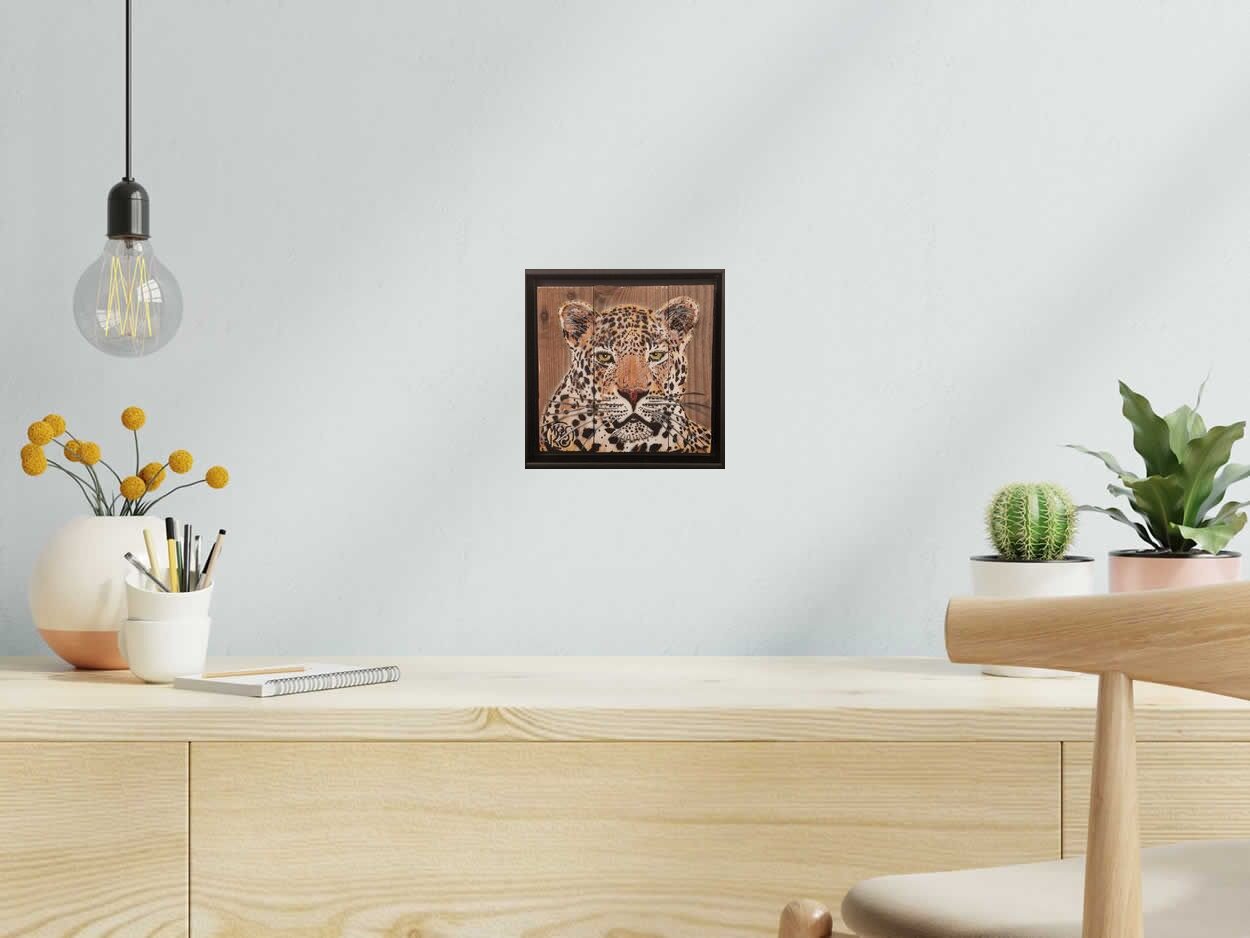 Tableau léopard de face de MOSKO dans un intérieur – 20 × 20 cm