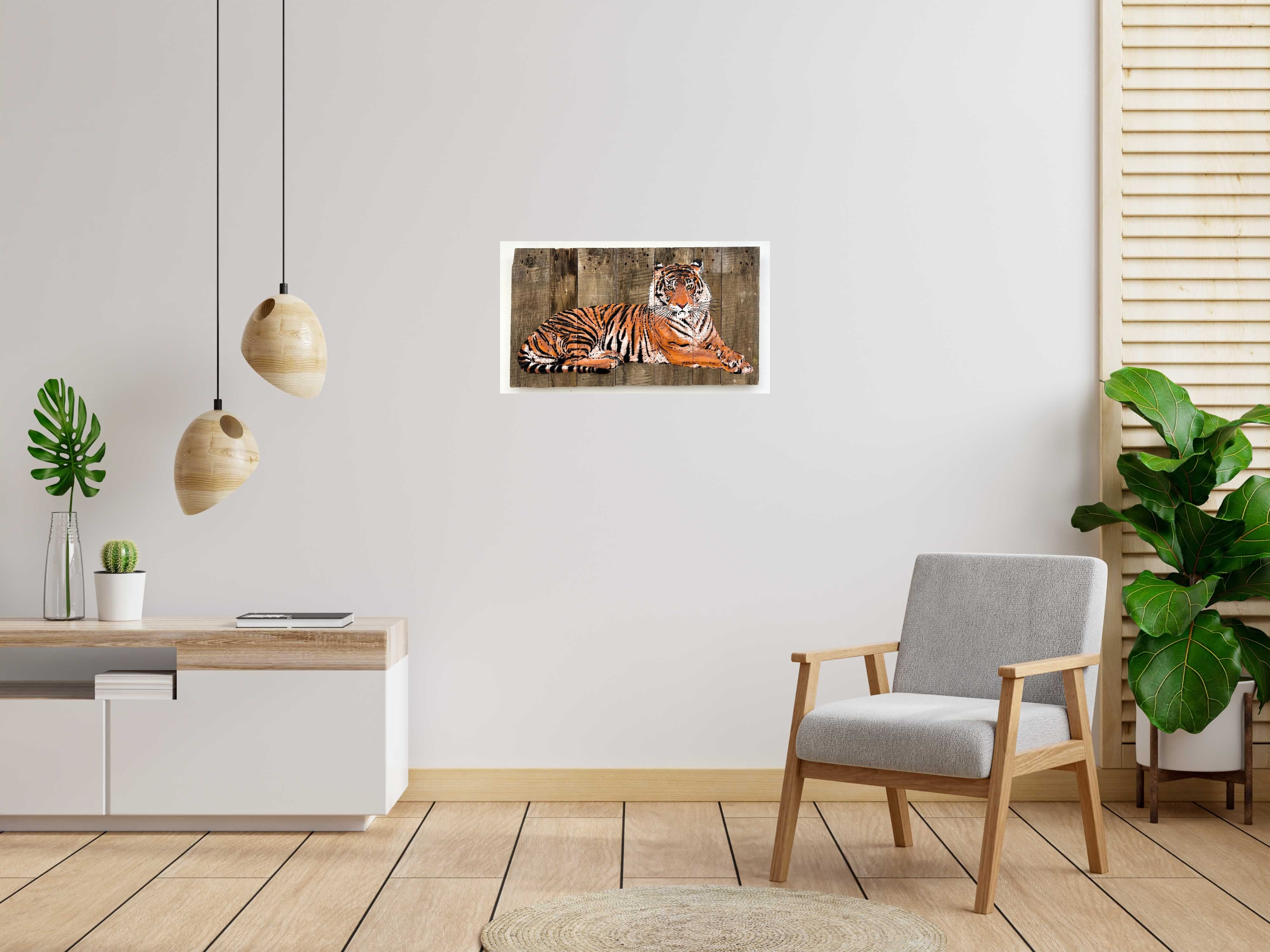 Toile Tigre allongé de MOSKO dans un intérieur – 85 × 48 cm