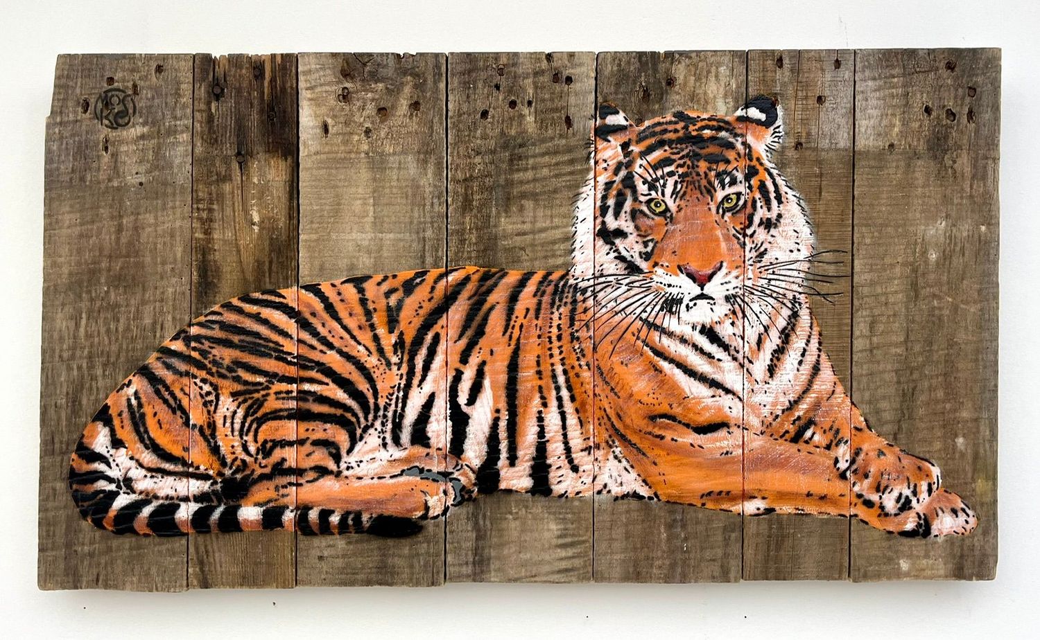 Toile street art moyen format noir et orange Tigre allongé – MOSKO – 85 × 48 cm
