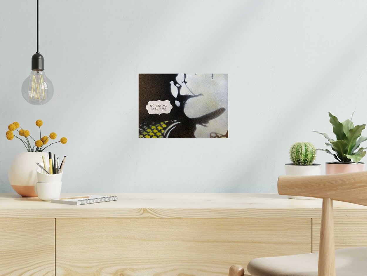 Toile Meryle N'éteins pas la lumière de KARO TRASS dans un intérieur – 30 × 21 cm